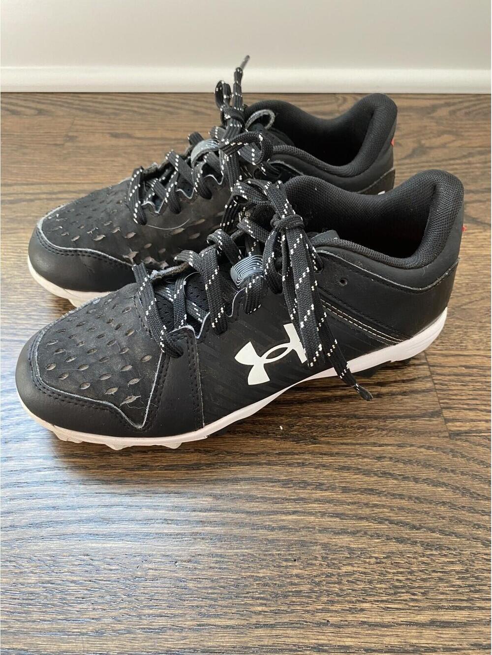 Youth Under Armor Baseball Cleats Size 2.5 Black/White
